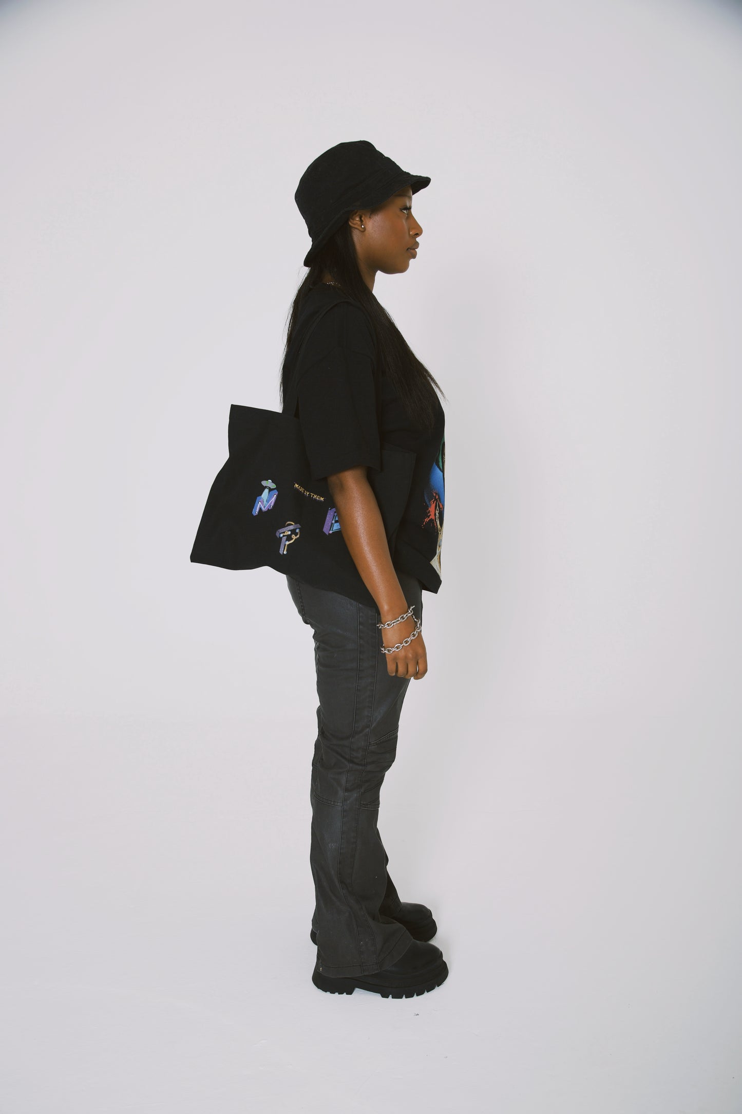 "WORLD TEE" - BLACK *SHIPPING STARTS FROM 15/04/24*