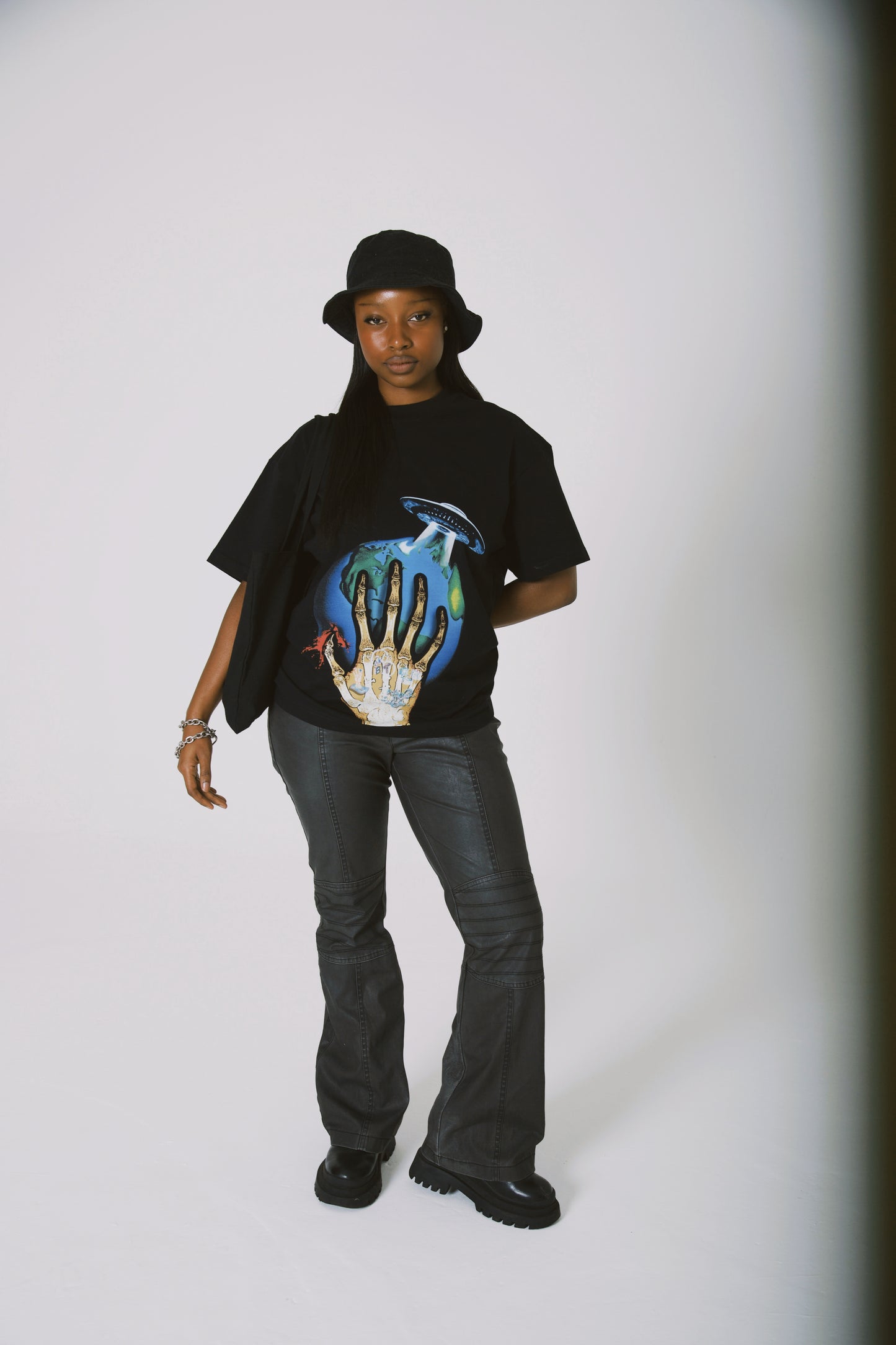 "WORLD TEE" - BLACK *SHIPPING STARTS FROM 15/04/24*