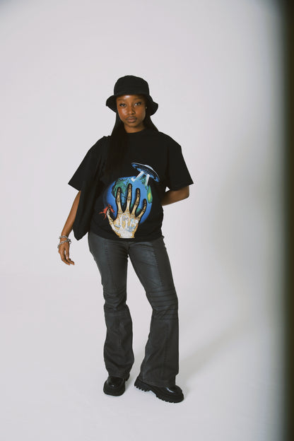"WORLD TEE" - BLACK *SHIPPING STARTS FROM 15/04/24*