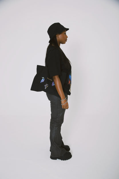 "WORLD TEE" - BLACK *SHIPPING STARTS FROM 15/04/24*