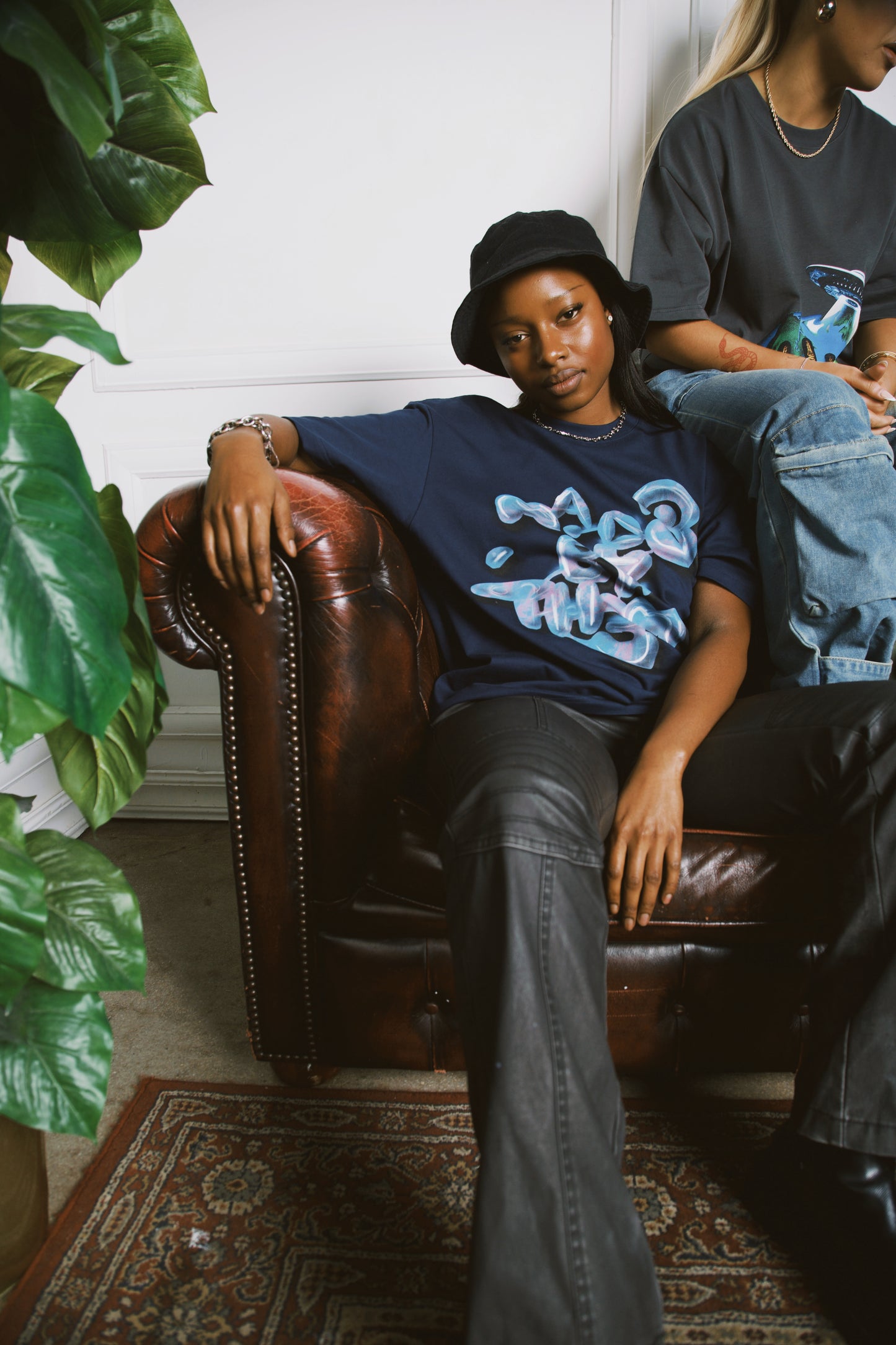 "LOGO TEE" - NAVY *SHIPPING STARTS FROM 15/04/24*