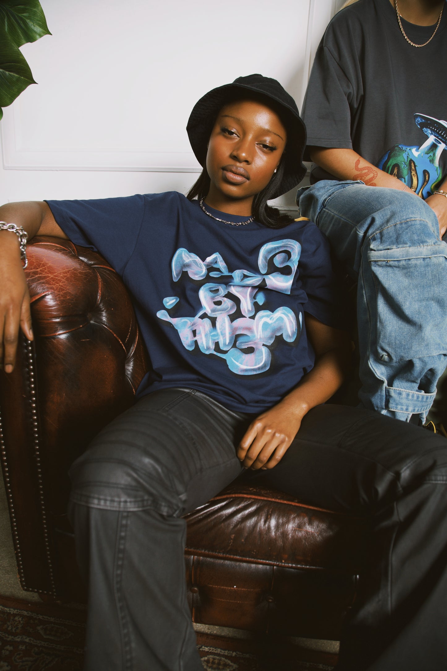 "LOGO TEE" - NAVY *SHIPPING STARTS FROM 15/04/24*