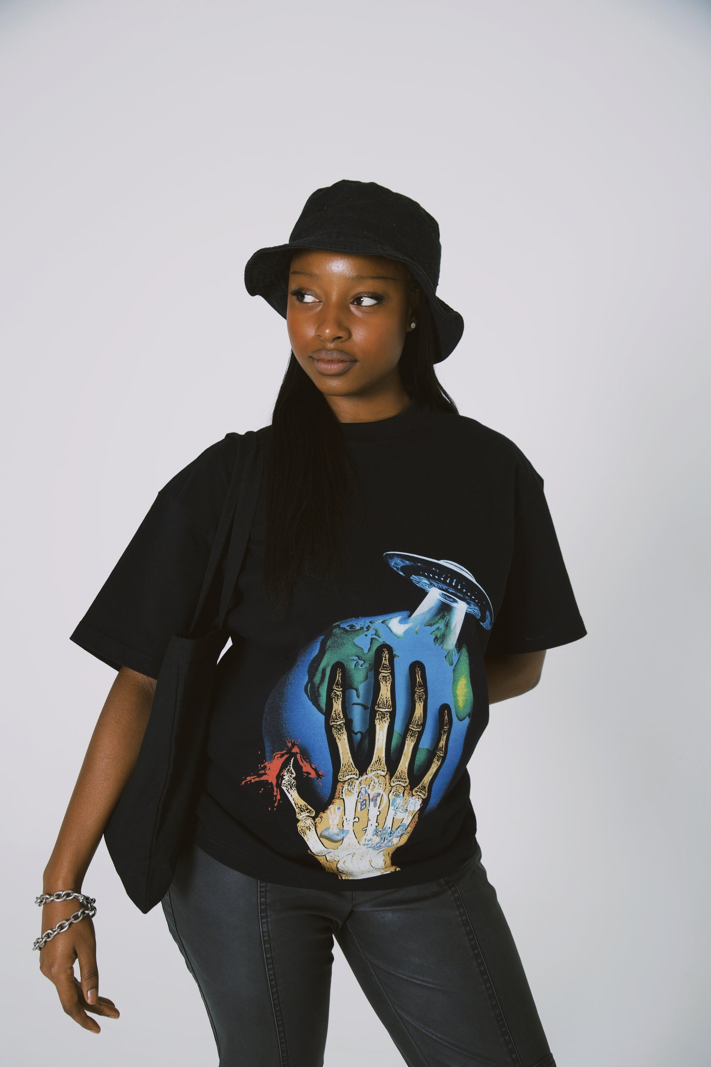 "WORLD TEE" - BLACK *SHIPPING STARTS FROM 15/04/24*